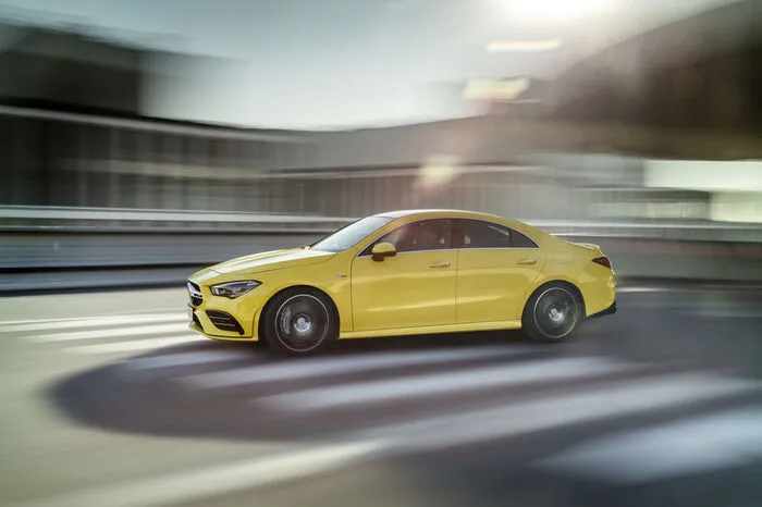 Zudem haben die feschen Kompakten maßgeblich dazu beigetragen, Mercedes' Hutfahrerimage zu den Akten zu legen, zählen deren Kunden doch zu den jüngsten im Portfolio. Klar, dass die Stuttgarter da beim Nachfolger nachlegen müssen: Die schnelle Achse Stuttgart-Affalterbach macht auch dem Coupé Beine.