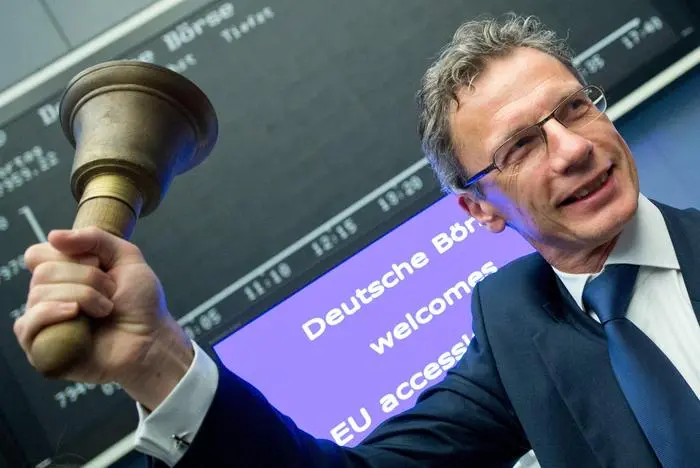 epa03769255 Head of the Croatian Central Bank Boris Vujcic celebrates his country's accession to the European UnionÜ(EU) by ringing the traditional bell on the floor of the German stock exchange (DAX) in Frankfurt am Main,ÜGermany, 01 July 2013, as the German Stock Exchange DAX celebrates Croatia's fresh EU membership. Croatia became the 28th member state of the EU at midnight 01 July 2013.  EPA/BORISÜROESSLER