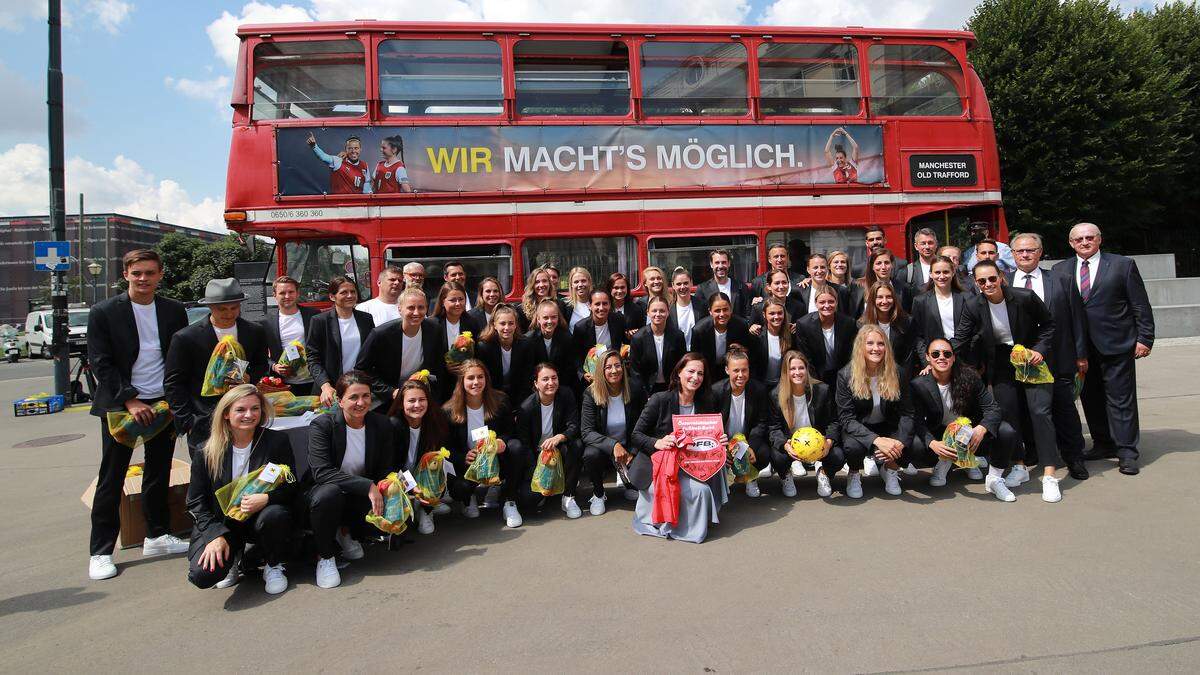 Österreichs Frauenfußballteam vor dem Doppeldeckerbus