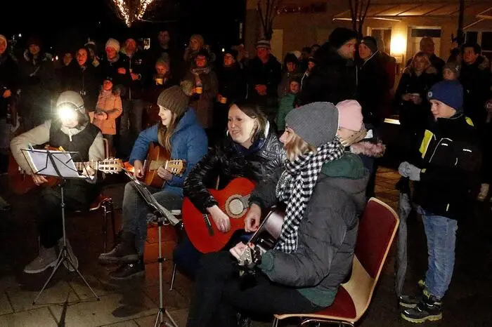 Die Holzkrippe ist bis 6.Jänner 2024 am „Ort der Begegnung“ jederzeit frei zugänglich.