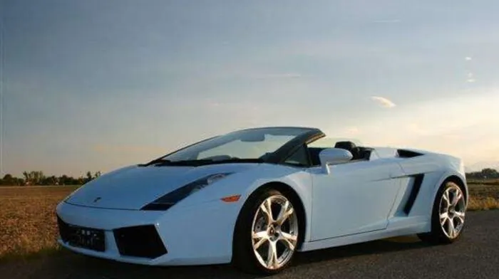 Um schlanke 145.000 Euro können sich Fans den Lamborghini Gallardo Spyder von Rod Stewart kaufen.