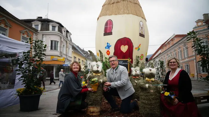 Deutschlandsberg. 8,4 Meter hoch ist das Osterei, das den Hauptplatz ziert. Gestaltet haben es heuer Ingrid Schantl und Silvia Enzi als Osterhasenschule. 