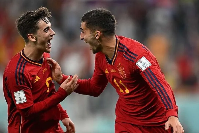 Eins, zwei, drei, vier, fünf, sechs, SIEBEN Stück schenkten die Spanier den Costa Ricanern ein. Durch dieses sagenhafte Torverhältnis war ihnen der Aufstieg kaum noch zu nehmen.