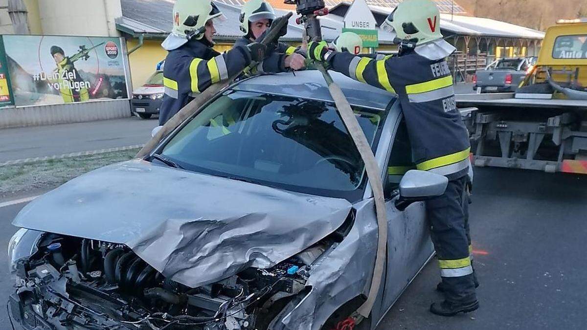 Die Feuerwehr barg das Unfallauto mit einem Kran