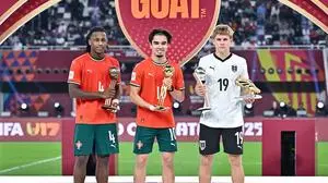 Johannes Moser (rechts) nahm in Katar den goldenen Schuh in Empfang 