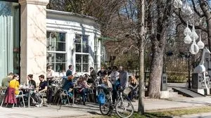 Das schöne Wetter lockt viele in die Gastgärten