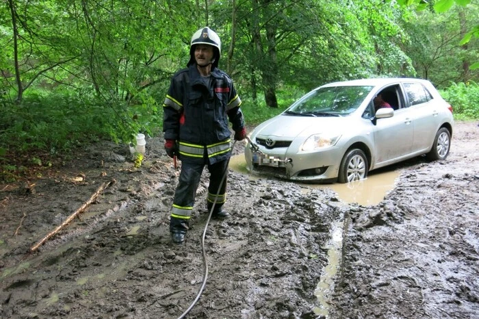 Mit der Seilwinde konnte das Fahrzeug von der Stadtfeuerwehr Oberwart rasch geborgen werden.