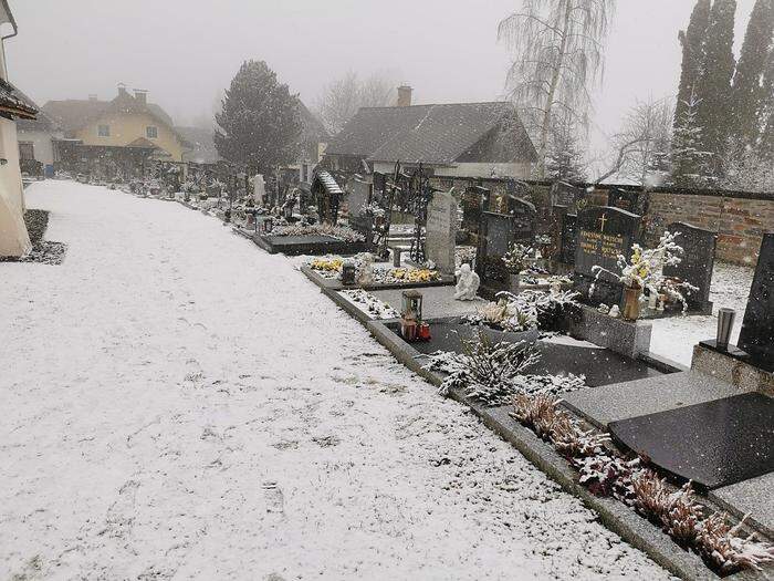 Schneebedeckter Friedhof im Lavanttal  Samstagvormittag 