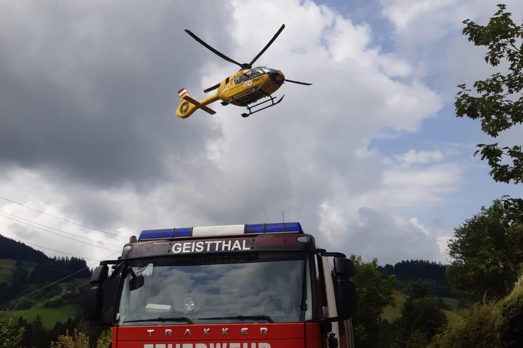 Hubschrauber im Einsatz: Mopedfahrer stürzte Böschung hinunter