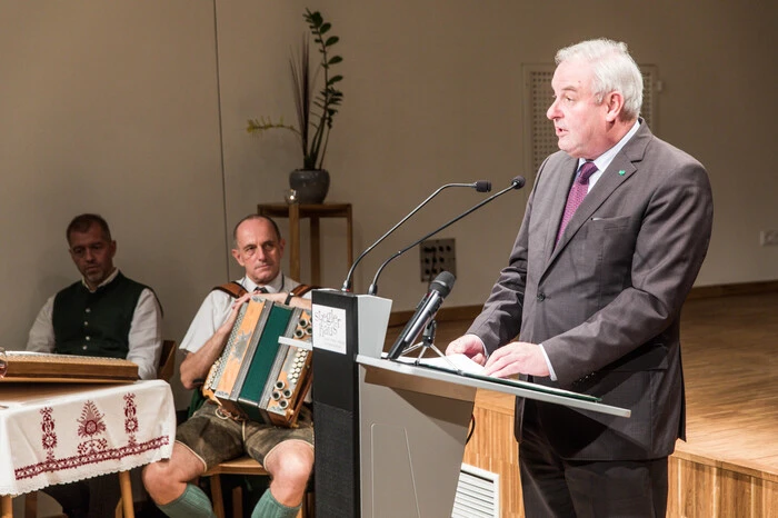 ... in Vertretung von Bundespräsident Alexander Van der Bellen und Kunst- und Kulturminister Alexander Schallenberg verlieh ihm Schützenhöfer den Titel "Kammerschauspieler" ...