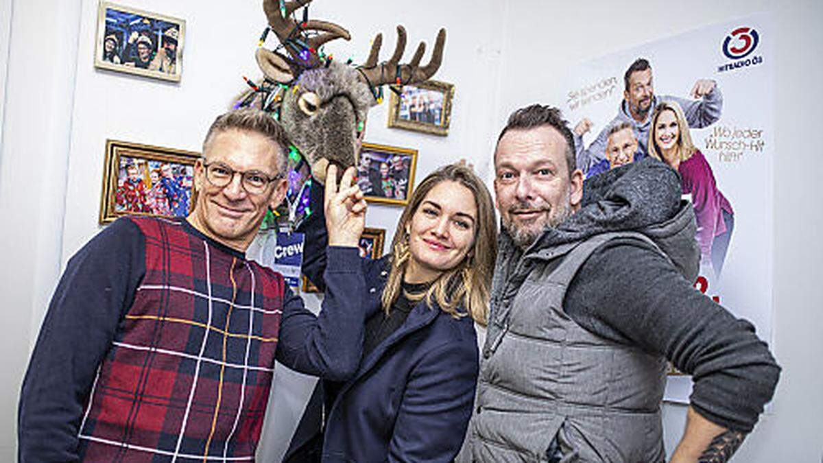 Andi Knoll, Gabi Hiller und Robert Kratky haben es sich in ihrem kleinen Container-Wohnzimmer gemütlich eingerichtet