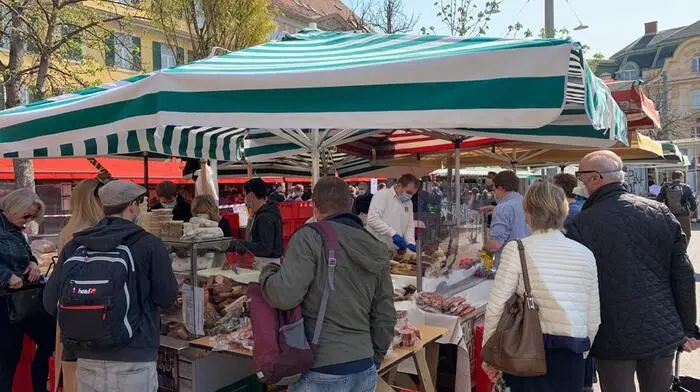 Die Standler auf dem Kaiser-Josef-Platz trugen Mundschutz.