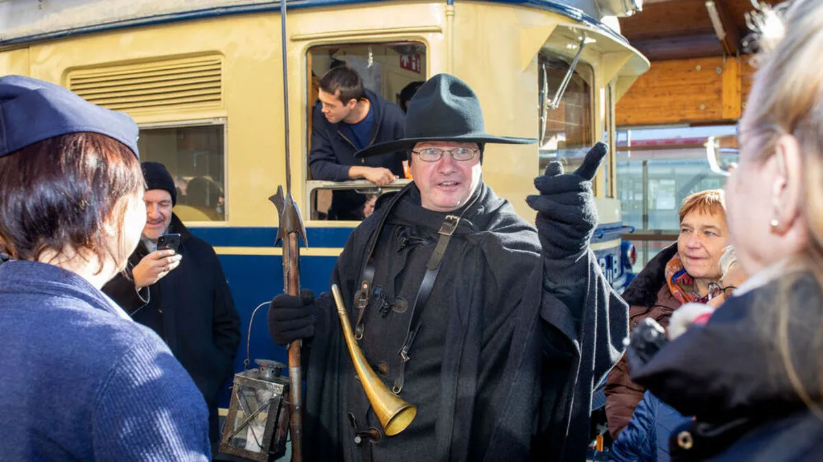 Die Gäste wurden vom Stadtmarketing Lienz und dem Nachtwächter des Adventmarkts begrüßt