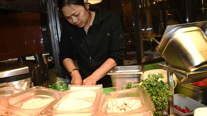 Ladda Wassermann kocht thailändische Wokgerichte.