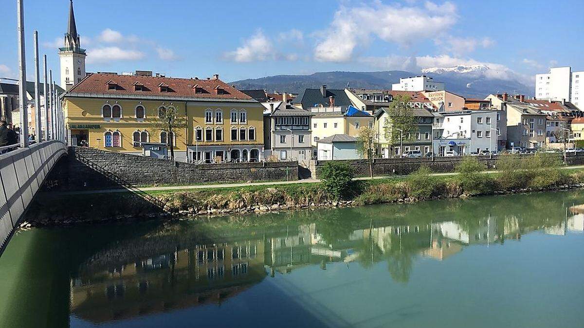 Die südliche Seite der Drau mit dem Trafohäuschen soll mittelfristig ein neues Gesicht erhalten. Ideen dafür gibt es seit Jahren