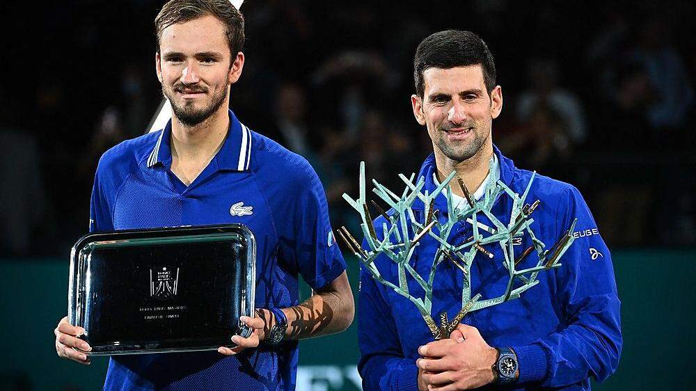Novak Djokovic (rechts) besiegte Daniil Medwedew 