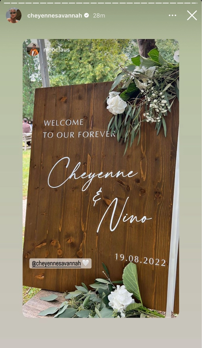"Welcome to our forever – Cheyenne & Nino – 19.08.2022" hieß es auf einem Schild