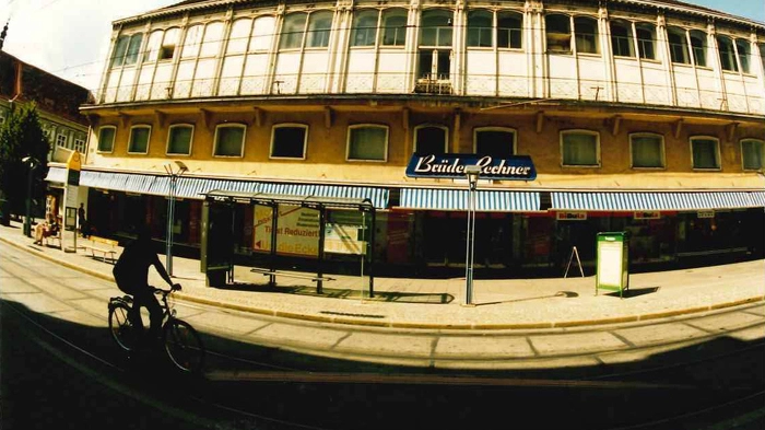 Das Eiserne Haus mit den Geschäften der Brüder Lechner kurz vor Baubeginn.