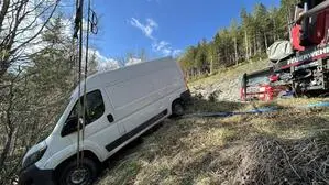 Der Kleintransporter wurde mit dem Schweren Rüstfahrzeug aus Mariazell geborgen