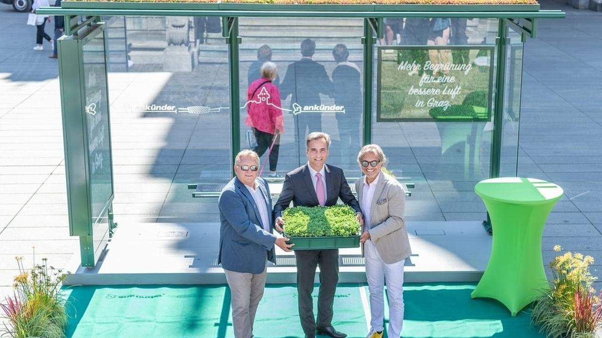 Holding Graz-Vorstandsvorsitzender Wolfgang Malik, Bürgermeister Siegfried Nagl und Dieter Weber, Geschäftsführer Ankünder, mit der &quot;Fetten Henne&quot;