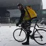 Fahrradbote Paul Frisee in voller Montur