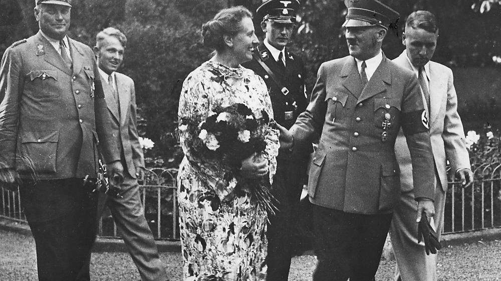 Adolf Hitler beim Besuch in Bayreuth mit Winifred Wagner und den Enkeln Wolfgang (hinten) und Wieland (ganz rechts)
