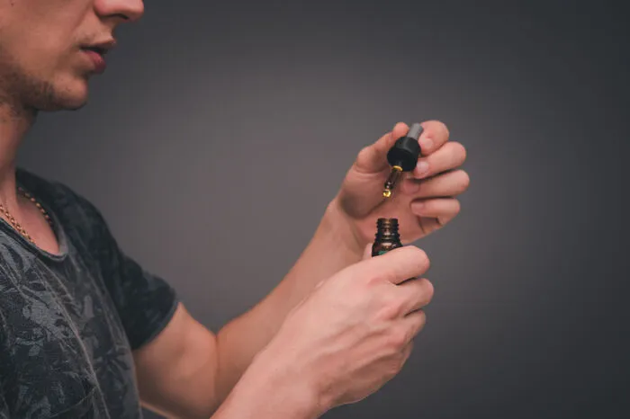 Da die Substanz keinen berauschenden Zustand besitzt, fällt CBD nicht unter das Suchtmittelgesetz. Das Suchtmittelgesetz ist nicht zuständig, solange der THC-Gehalt der Produkte und Blüten unter 0,3 Prozent liegt. Vor allem deshalb ist CBD in den letzten Jahren zu einem großen Geschäft geworden.