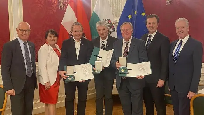 Verleihung von Sportverdienstzeichen: Sportunion-Präsident Stefan Herker, Landtagspräsidentin Manuela Khom, Wolfgang Hubmann, Alfred Taucher sen., Kurt Öfler, Landesrat Karlheinz Kornhäusl, ASKÖ-Präsident Gerhard Widmann