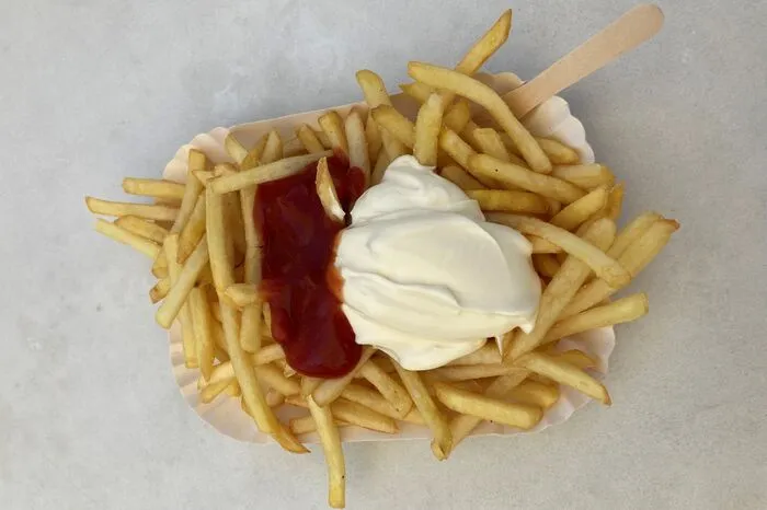 Augartenbad: Knusprigkeit: 2/5Salzigkeit: 3/5Fettigkeit: 2/5Saucen: Ketchup &amp; Mayonnaise (gratis)Anzahl: 154 PommesPreis: 3,50