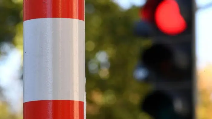 Auf der Straße wird eine Ampelregelung eingeführt