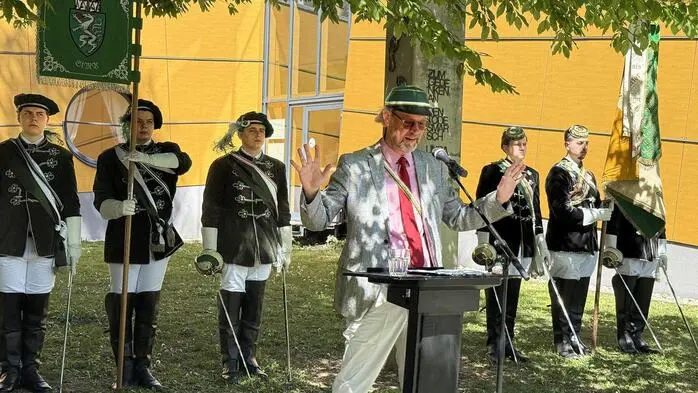 Bei der 15. Mahnwache der Fürstenfelder Schüler- und Studentenverbindung „Riegersburg“ gegen Neo-Nazismus, Gewalt und Extremismus neben den Denkmälern für die Opfer des Nationalsozialismus im Stadtpark trugen drei junge Mitglieder erschütternde Berichte von Zeitzeugen über die grausamen Verbrechen der Nationalsozialisten vor. 