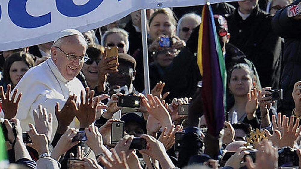 Papst Franziskus veröffentlicht Buch über Jugendliche