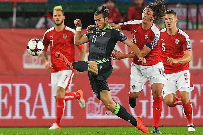 Österreich - Wales 2:2 (1:2). Tore: Arnautovic (28., 48.) bzw. Allen (22.), Wimmer (45./Eigentor) Österreich: Almer (58. Özcan); Klein, Dragovic, Hinteregger, Wimmer; Alaba, Baumgartlinger; Sabitzer, Junuzovic (79. Schöpf), Arnautovic (87. Schaub); Janko