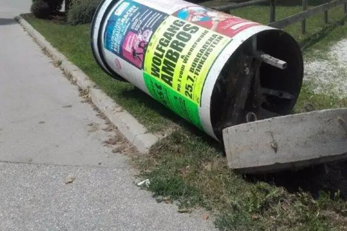 Insgesamt drei Plakatständer wurden mutwillig "umgelegt"