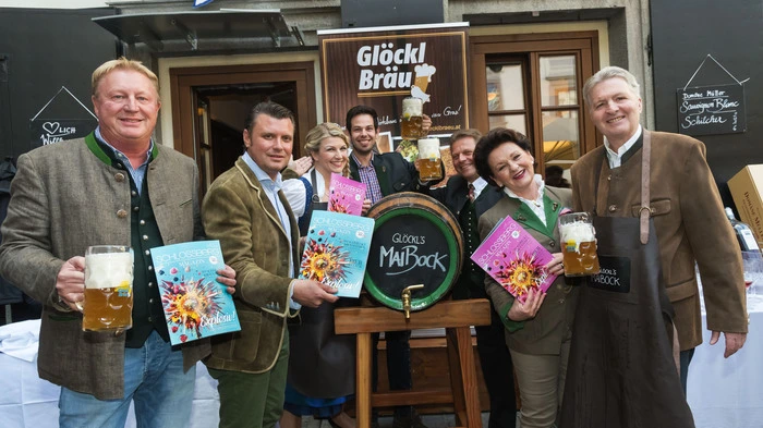 Über 120 geladene Gäste folgten der Einladung und ließen sich nicht nur den frischgezapften Maibock, sondern auch kulinarische Schmankerln aller Grossauer-Betriebe schmecken. Glöckl-Hausherrin Isabella Edler, Patron Franz Grossauer und Braumeister Gerald Zanker übernahmen den Anstich.