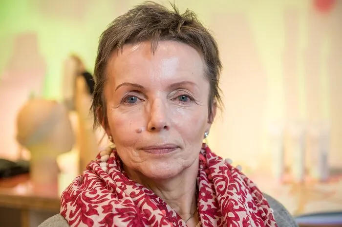 Tipp von Krueger: "Haut, Haut, Haut! Ein ebenmäßiges Hautbild ist das A und O für ein gelungenes Make Up." Der Profi trägt deshalb Foundation auf.