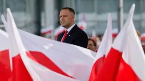 TOPSHOT - Poland's new President Karol Nawrocki speaks at an official ceremony to assume command of the Armed Forces at the Tomb of the Unknown Soldier on the Pilsudski square in Warsaw on August 6, 2025, after he was sworn in at Poland's parliament, the Sejm. Poland's new pro-Trump, nationalist president was setting the scene for major confrontation with a prime minister whose government he has branded "the worst in history". Karol Nawrocki, a political novice, was inaugurated after winning a June 1, 2025 election in a major blow for Prime Minister Donald Tusk's pro-EU government. (Photo by Wojtek RADWANSKI / AFP)