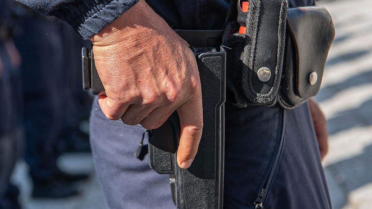 Der 53-Jährige drohte, die Polizisten mit ihren eigenen Waffen zu erschießen