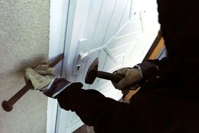 Mit Brechstangen oder Kuhfüßen lassen sich Balkon- oder Eingangstüren öffnen.