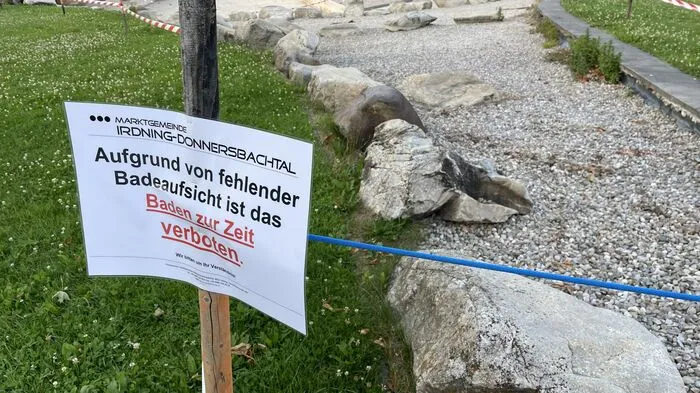 Der Badeteich in Irdning ist derzeit völlig leer