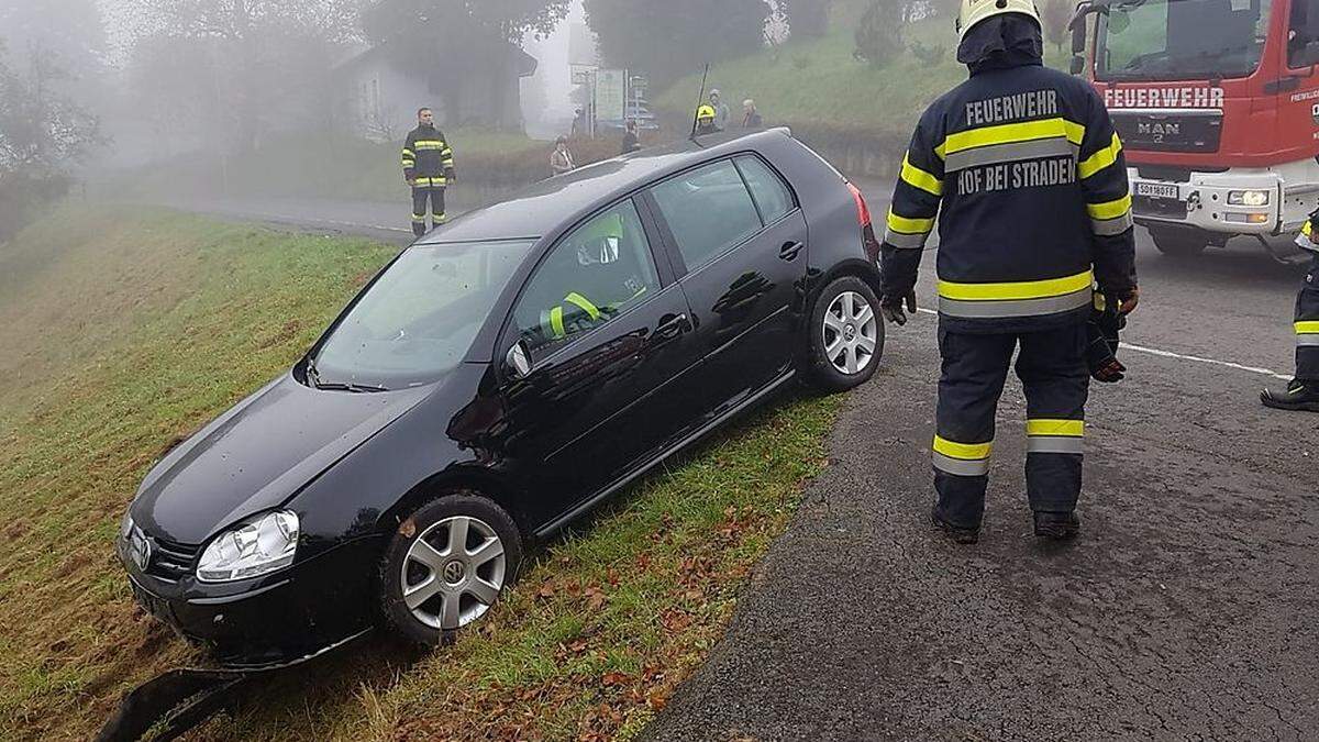 Die Feuerwehr barg den Pkw des 82-Jährigen