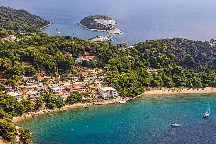 Auf der waldreichen Insel Mljet liegt mit Saplunara ein besonders schöner Sandstrand.
