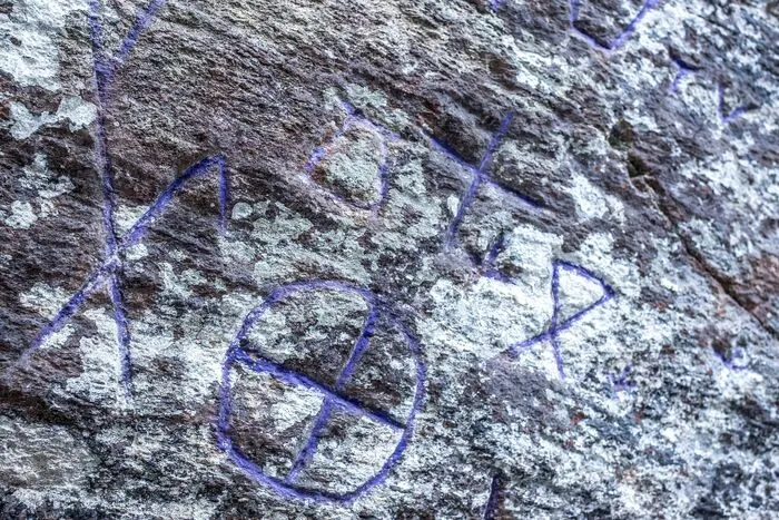 Zur Mythenbildung haben auch die mysteriösen Zeichen beigetragen, die auf der Ostseite des Felsens jeweils in der Größe mindestens einer Handfläche in den Stein geritzt sind.