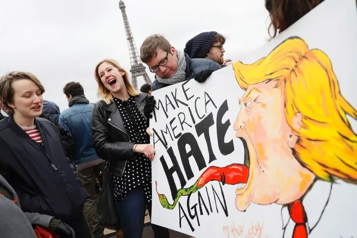 Ein US-Bundesrichter hatte das Verbot am Freitag vorerst gestoppt. Bürgern aus dem Irak, Iran, Libyen, Somalia, Syrien, Sudan und Jemen sollten Trumps Dekret zufolge für 90 Tage nicht mehr einreisen dürfen. Flüchtlingen aus aller Welt wurde die Einreise für 120 Tage untersagt, syrischen Flüchtlingen sogar auf unbestimmte Zeit.