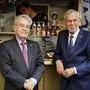 Bundespräsident Alexander Van der Bellen (rechts) mit seinem ähnlich unumstrittenen Amtsvorgänger Heinz Fischer bei einem Wahlkampfauftritt.