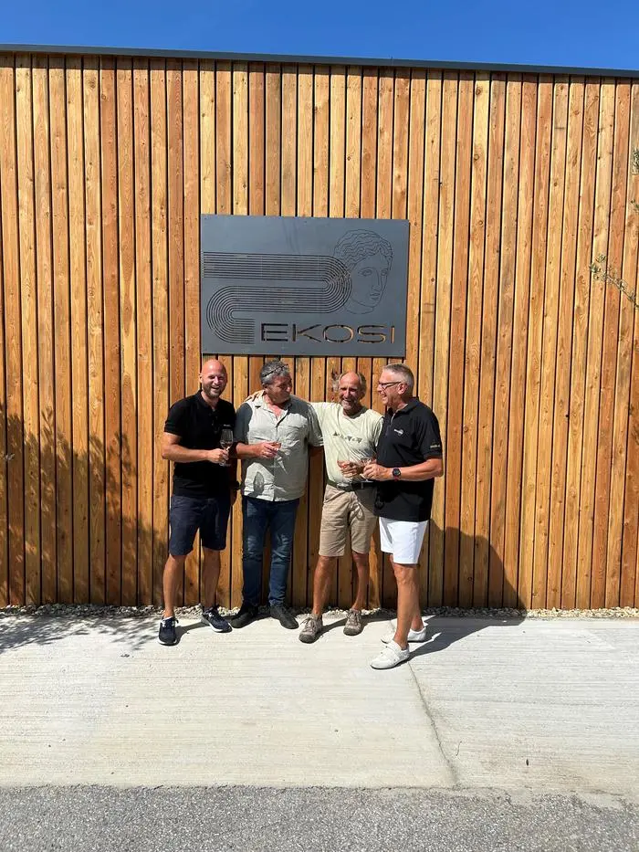 Zur Eröffnung des neuen Standortes in St. Stefan im Rosental durften Benjamin Roßmann (l.) und Robert Kritzek (r.) auch Pressmeister Nikos Pyrovolakis (2. v. l) und Harald Pfohl (2. v. r.), die extra aus Kreta anreist sind, begrüßen