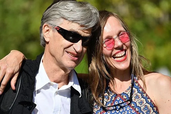 ... Auch Filmemacher Wim Wenders zeigte sich mit seiner Frau Donata am Lido ...