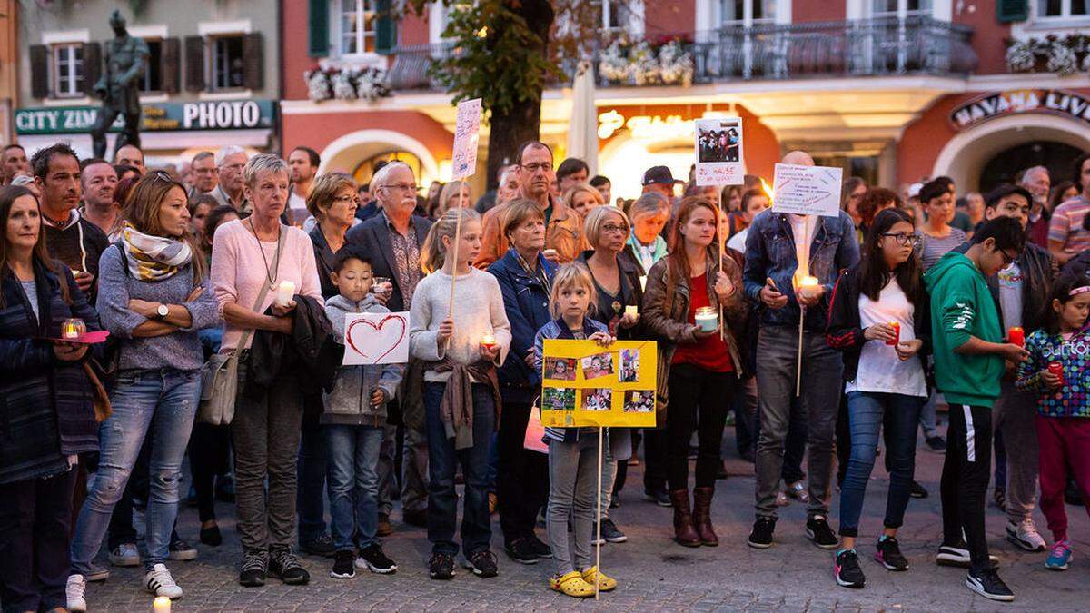 Die Lienzer setzten am Sonntag ein Zeichen - gegen die Abschiebung der Magomedovs aus Österreich