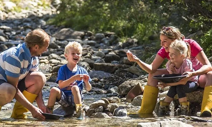 Im Goldgräberdorf Heiligenblut können Ihre Kinder und Sie selbst Gold schürfen