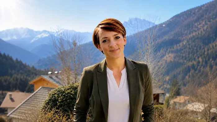 Eine Frau lacht in die Kamera